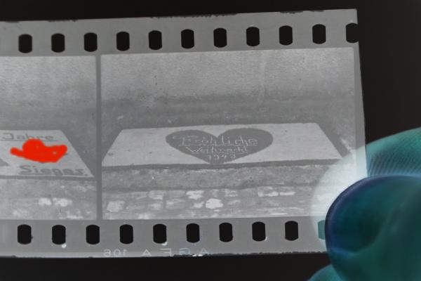 zwei alte Negativbilder -  Steinbilder ? Sandbilder ? 1944 - Weihnachten und Glocke